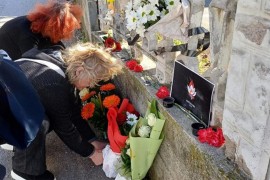 Građani položili cvijeće i zapalili svijeće u znak žalosti za žrtvama ispred Ambasade Rusije