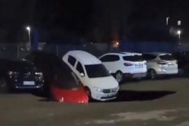 Golema rupa na cesti "progutala" dva automobila (VIDEO)