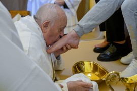 Papa Franjo ritualno oprao noge 12 žena u zatvoru