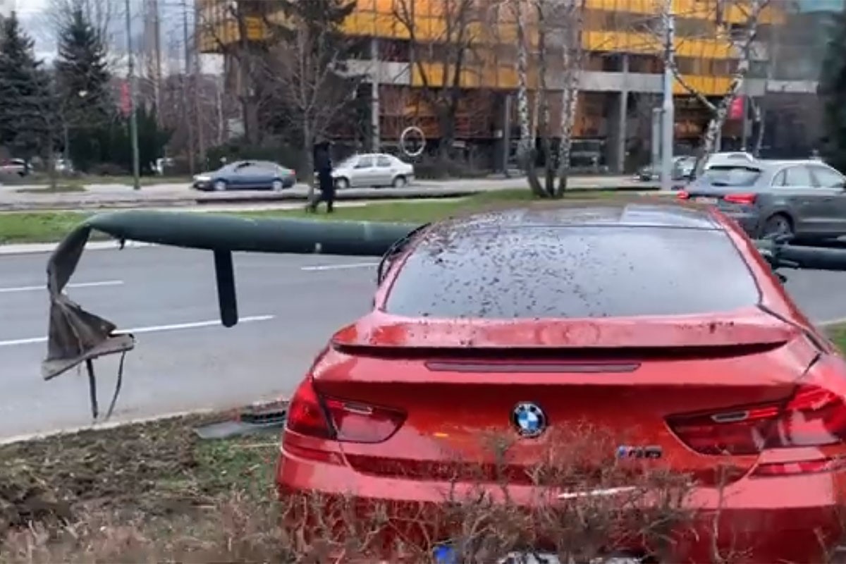 BMW-om izvalio stub ulične rasvjete kod "Elektroprivrede" (VIDEO)
