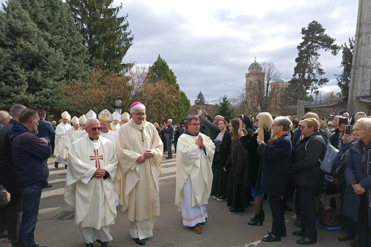 Počelo ređenje novog banjalučkog biskupa (FOTO/VIDEO)