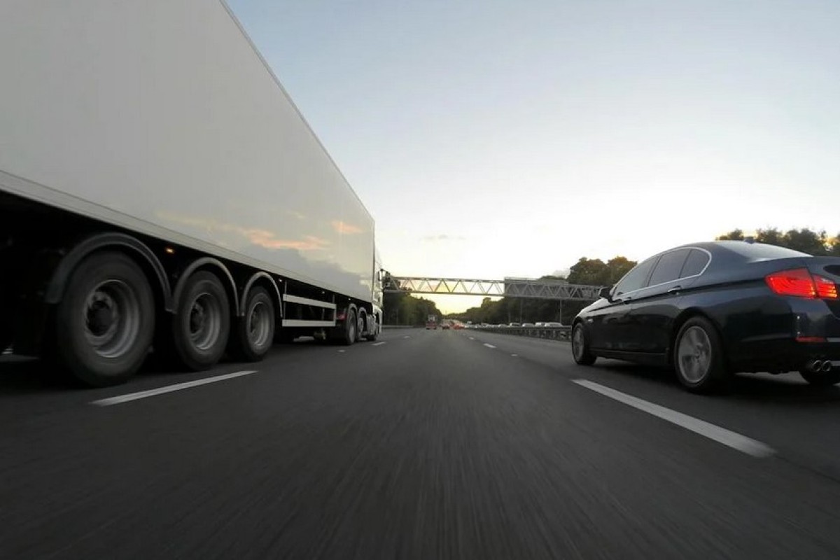 Drama na auto-putu: Kako izgleda kad pukne guma na kamionu (VIDEO)
