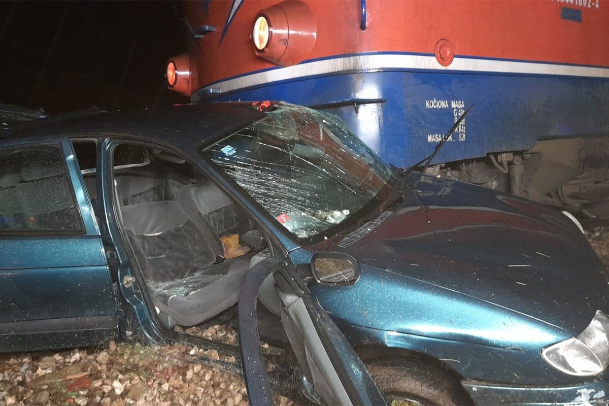 Voz udario u automobil u Banjaluci, jedna osoba teže povrijeđena (VIDEO)