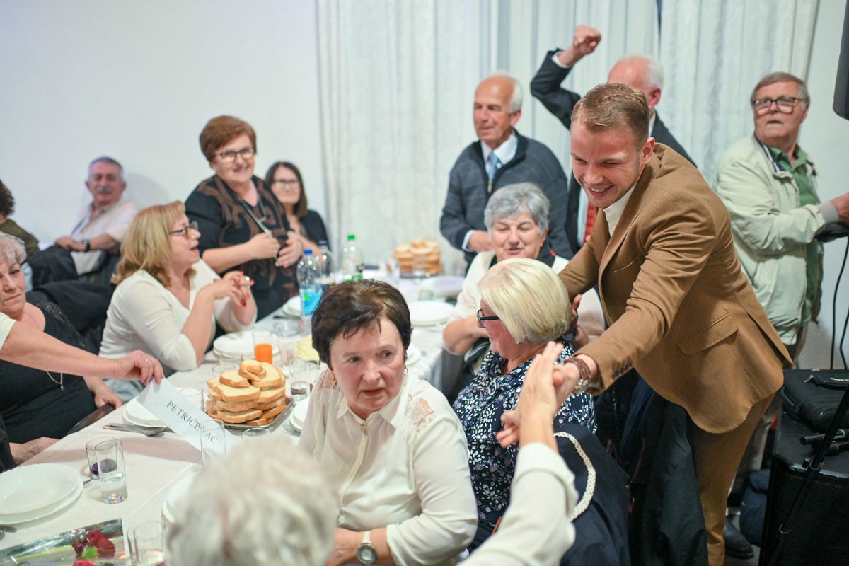Stanivuković sa družio sa penzionerkama