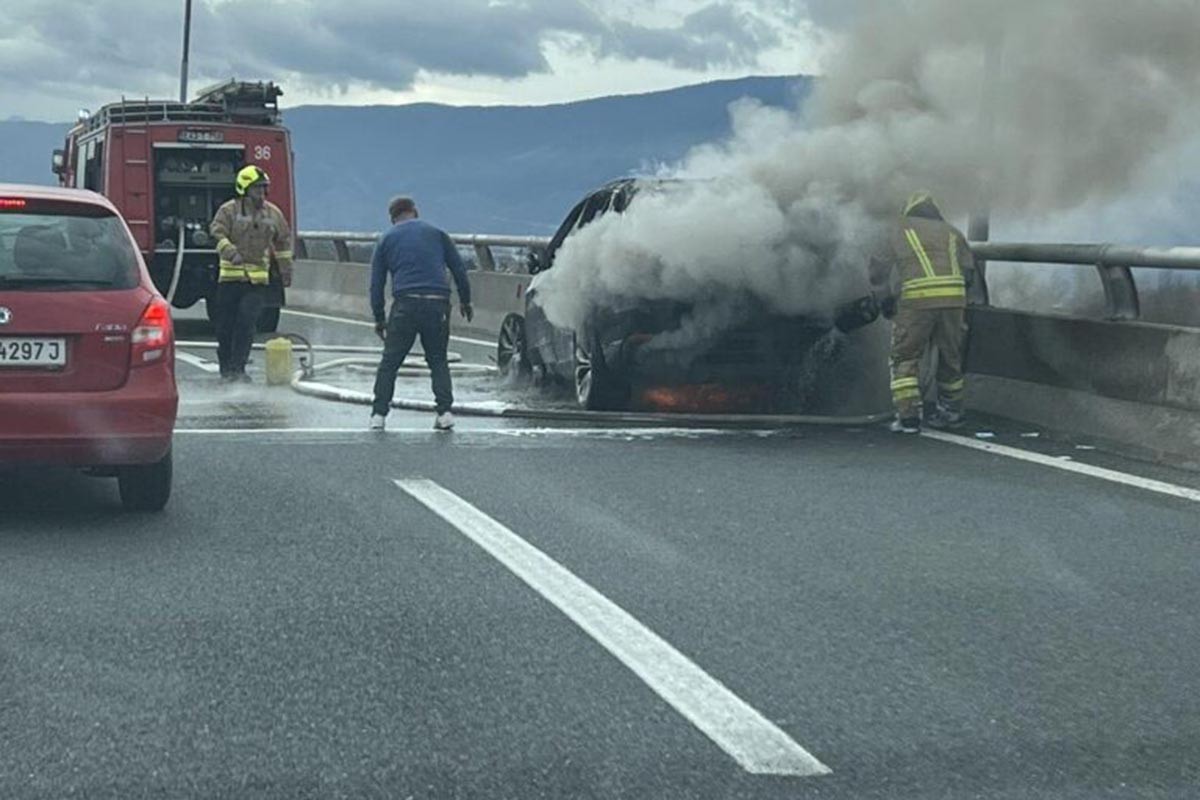 Zapalio se automobil tokom vožnje u Sarajevu