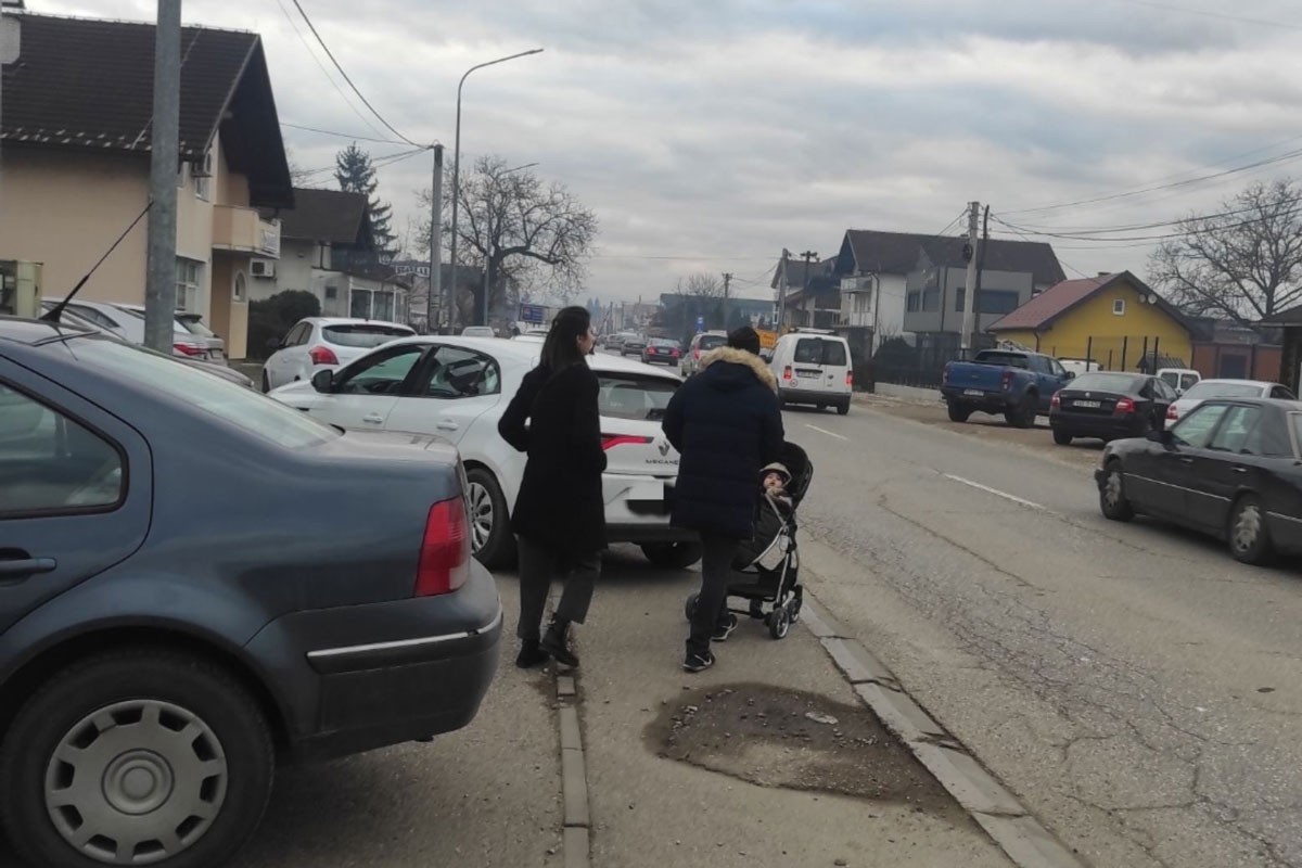 Bahatost vozača u Trnu prelazi sve granice: Majke s kolicima na cesti