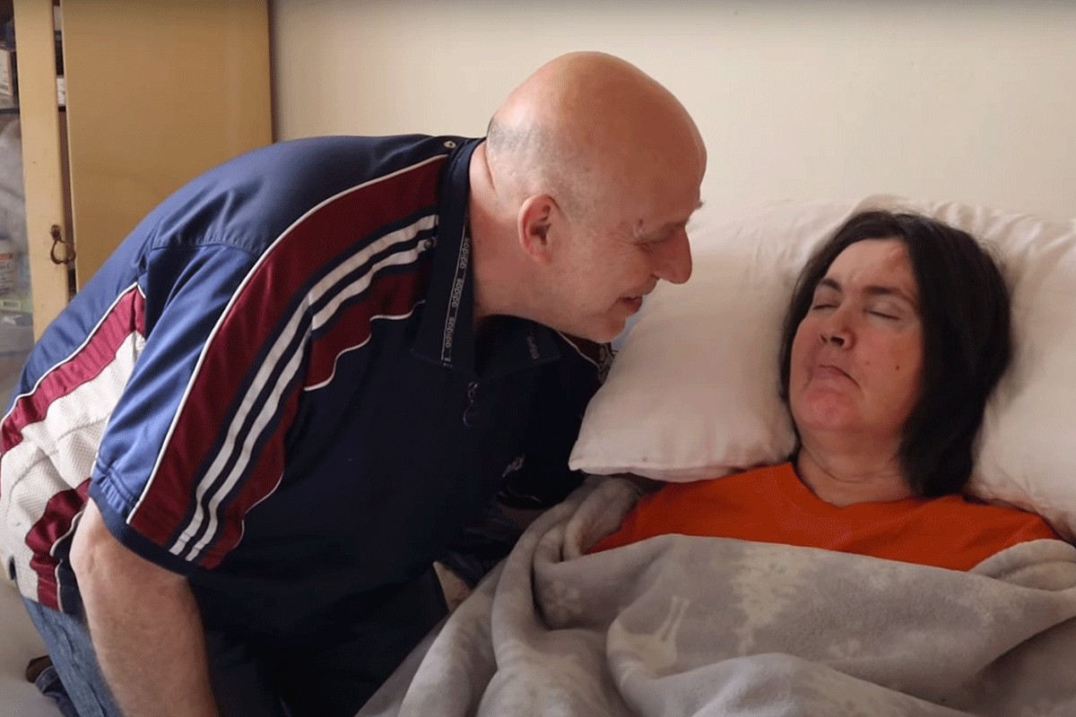 Bezuslovna ljubav: 13 godina brine o supruzi, čeka da se probudi  (VIDEO)