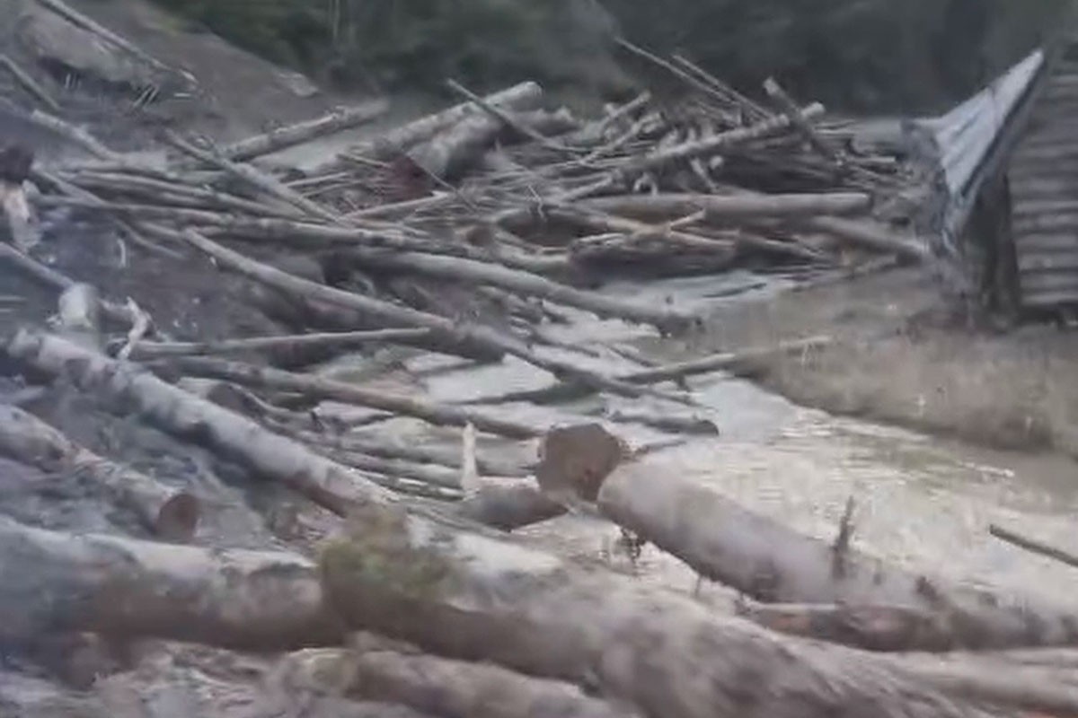 Ekocid kod Kneževa: Rijeka Ilomska zatrpana blatom i balvanima (VIDEO)