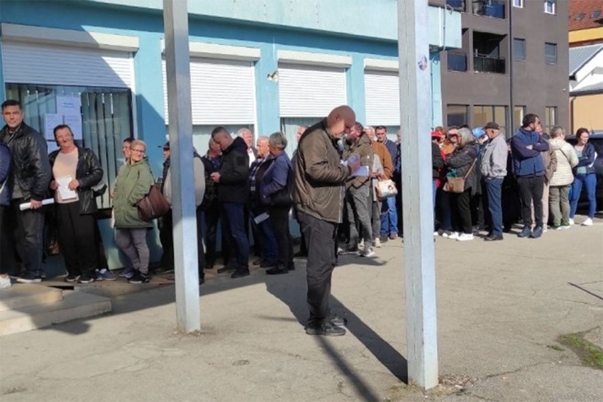Redovi ispred "Elektroprivrede" u Banjaluci, biće produžen rok za potpisivanje ugovora