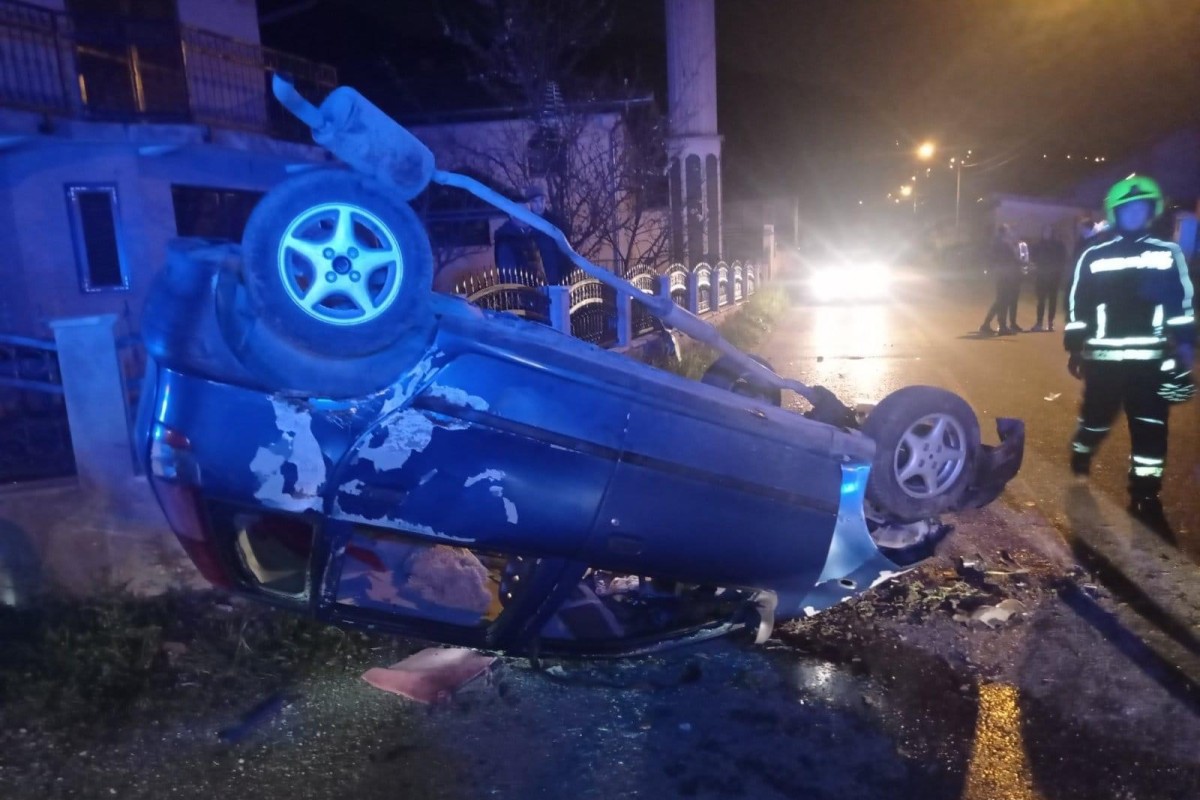 Teška nezgoda u Banjaluci: Automobil završio na krovu, jedna osoba povrijeđena