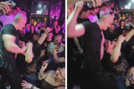 Desingerica djevojci iz publike gurao mikrofon u usta (VIDEO)