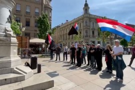 Crnokošuljaši sa zastavama pred pravoslavnom crkvom u Zagrebu ...