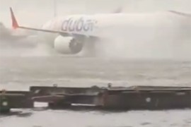 Potop na aerodromu u Dubaiju, avion se jedva kreće po pisti (VIDEO)