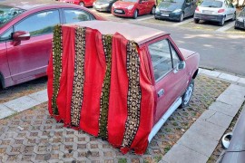 Urnebesna scena u Beogradu: Pola auta na parkingu (FOTO)