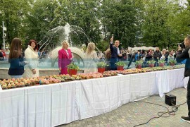 Dan grada Banjaluka proslavljen uz veliku tortu, vatromet i konfete (VIDEO)