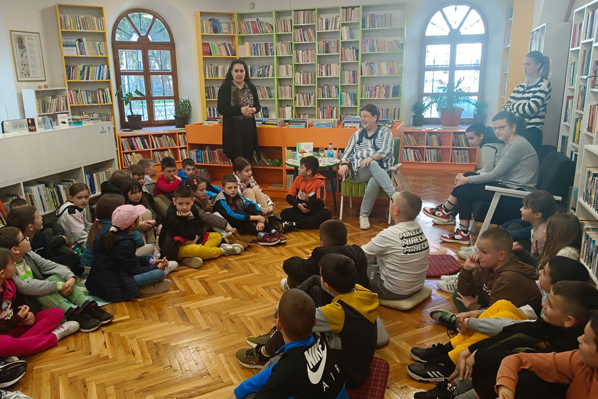 Druženje u biblioteci u Trebinju: Djeca se oplemenjuju knjigom