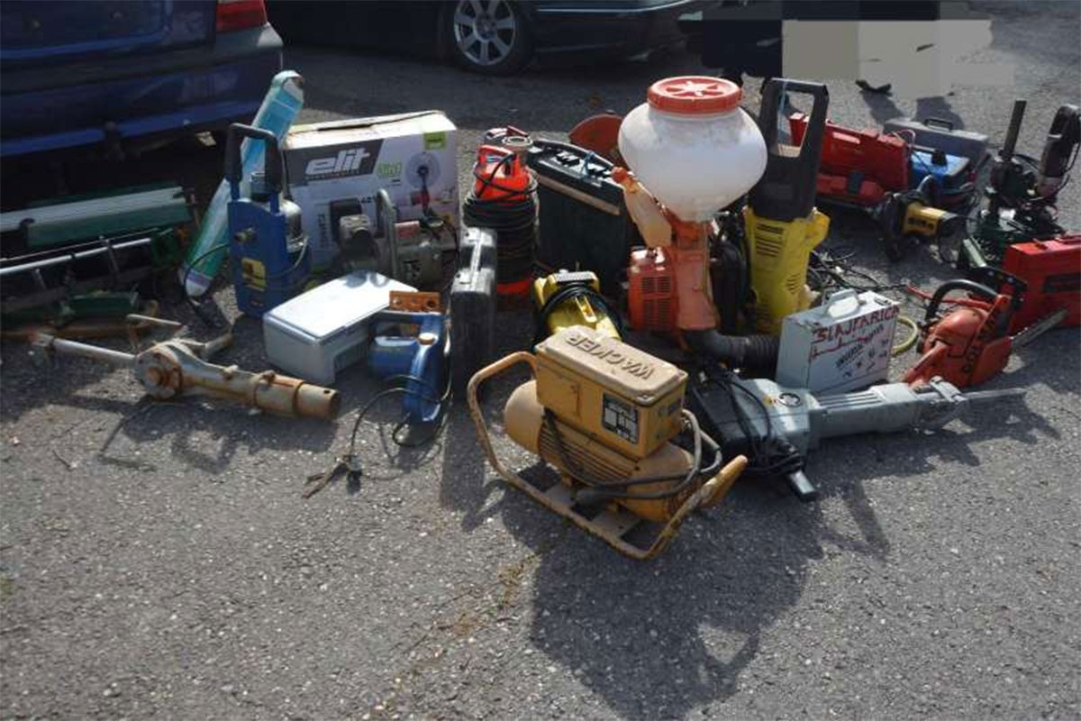 Teslićanin osumnjičen za paljevinu auta pa mu pronašli ukradene alate i mašine
