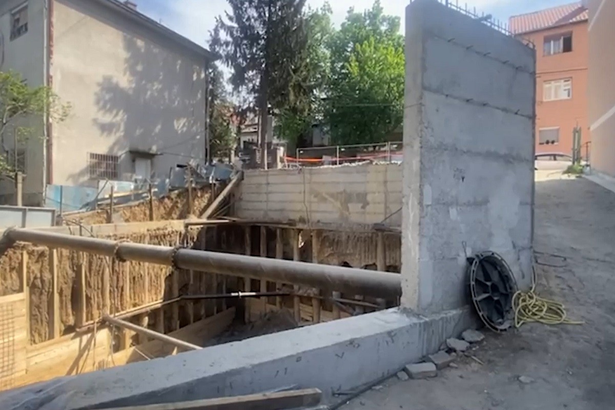 Klizište na gradilištu u Beogradu, dio ulice propada u rupu (VIDEO)