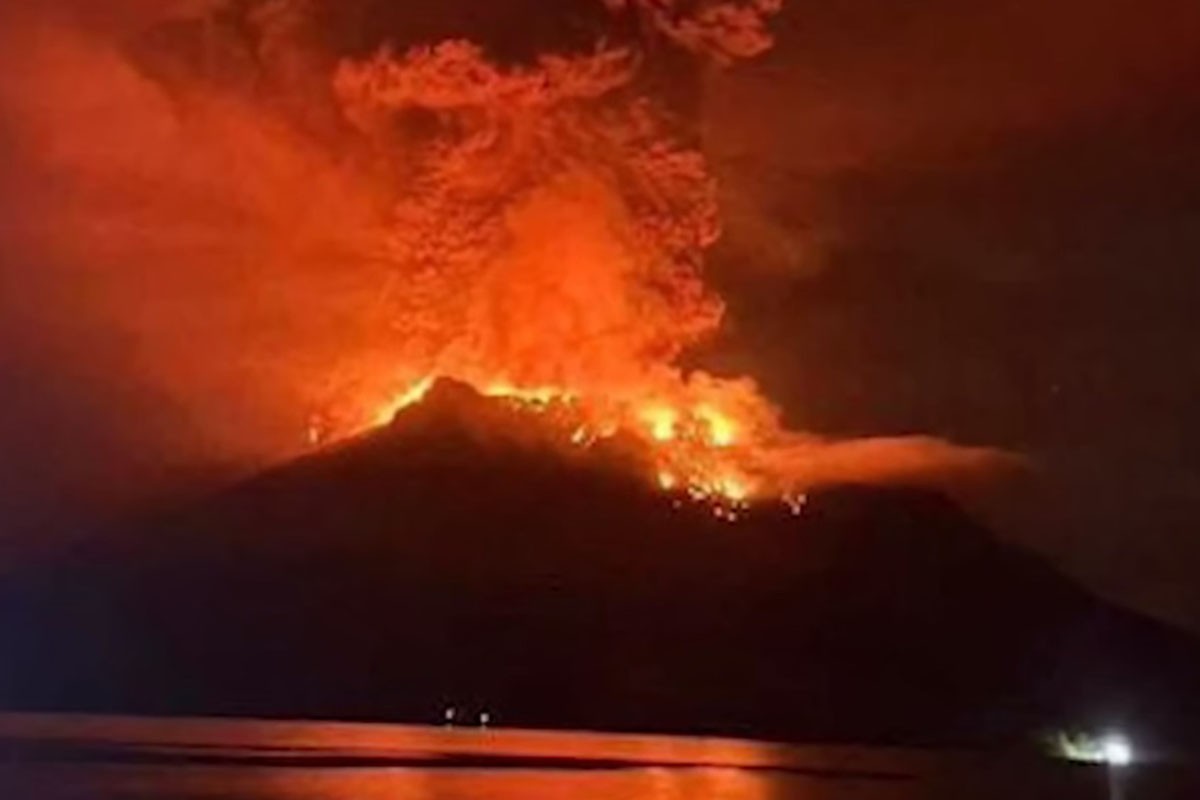 Vulkan u Indoneziji ne miruje: Oblaci dima i pepela na nebu, zatvoren aerodrom