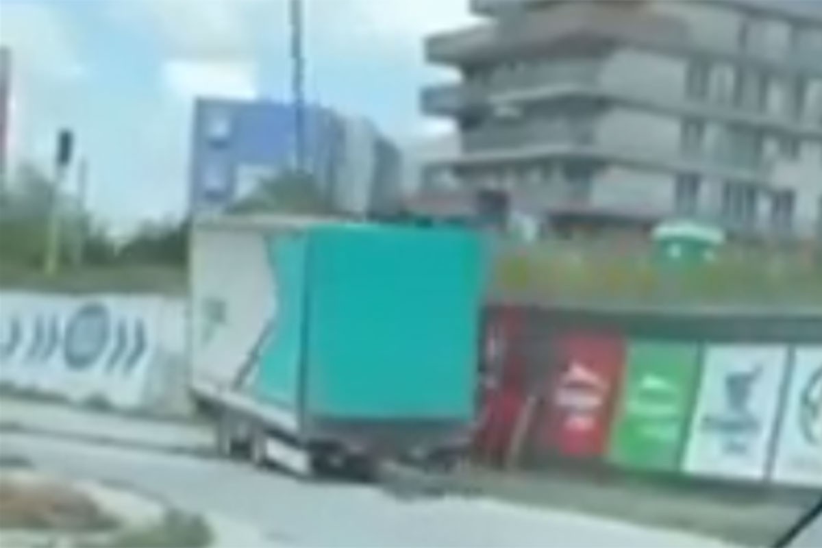 Nezgoda u kružnom toku: Otkačila se prikolica kamiona i udarila u stub (VIDEO)