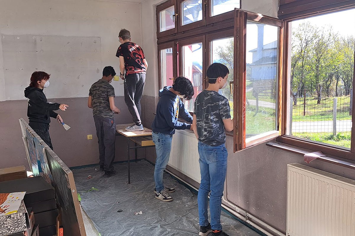 Nizozemski volonteri okrečili školu u Sanskom Mostu