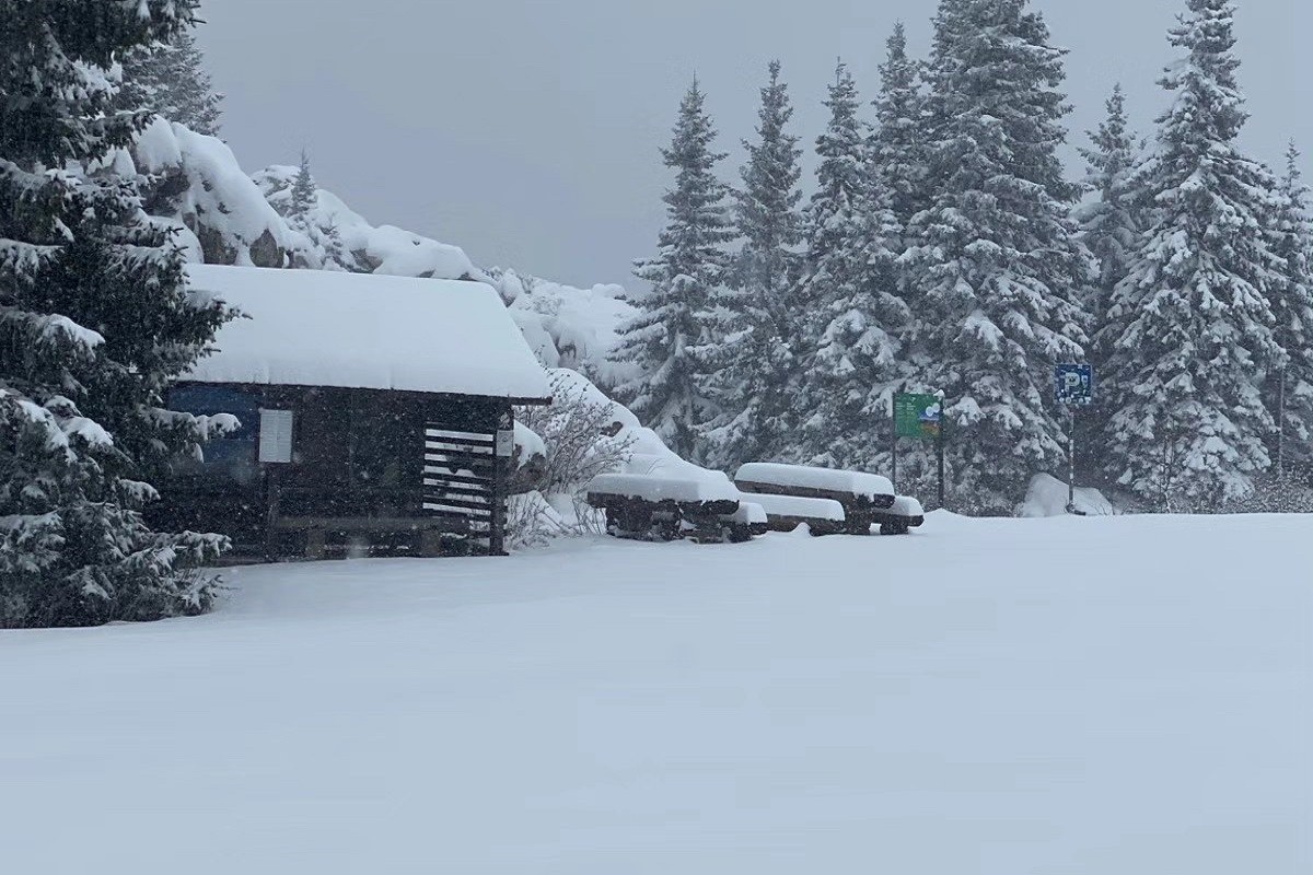 Snijeg pada u komšiluku, 30 cm bijelog pokrivača na Zavižanu (FOTO)