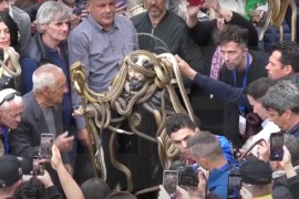 Italijani kip katoličkog sveca prekrili zmijama (VIDEO)
