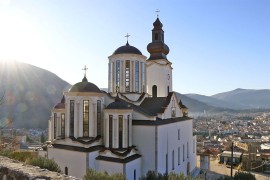 Vaskršnja liturgija u Sabornoj crkvi u Mostaru prvi put nakon rušenja