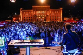 Sarajlije uživale u koncertu Dženana Lončarevića na otvorenom