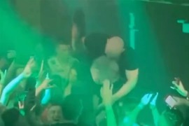 Desingerica i publiku u BiH tukao patikom po glavi (VIDEO)