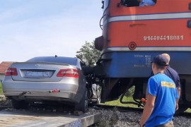 Željeznice Republike Srpske: Automobil podletio pod lokomotivu