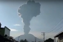Erupcija vulkana Ibu, evakuacija stanovništva u toku