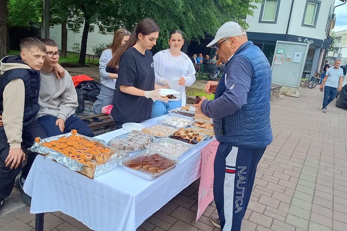 Učenici pomažu Jasminu Ceriću da ode na operaciju očiju