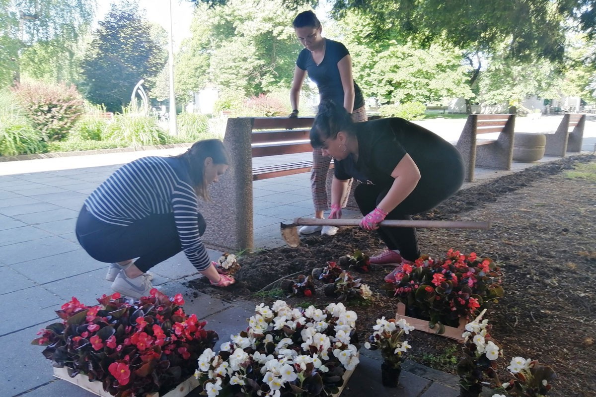 Radnici Kulturnog centra Gradiška zasukali rukave: Iz kancelarije u park