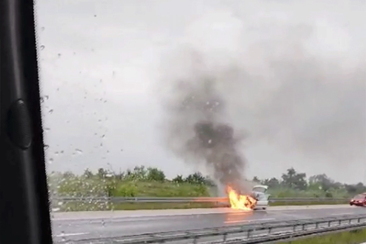 Izgorio pežo na auto-putu u blizini Prnjavora, poznat uzrok požara (VIDEO)