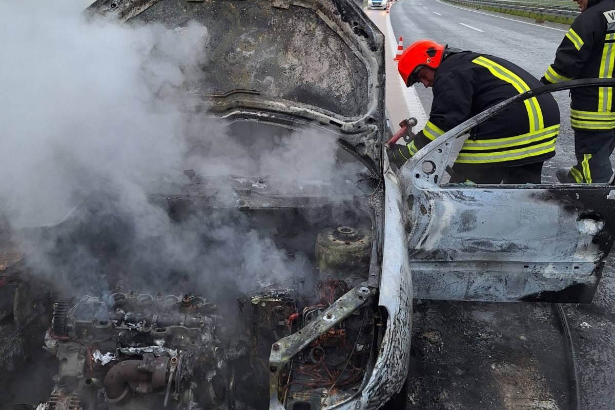 Pogledajte koliko je izgorio pežo na auto-putu "9. januar"