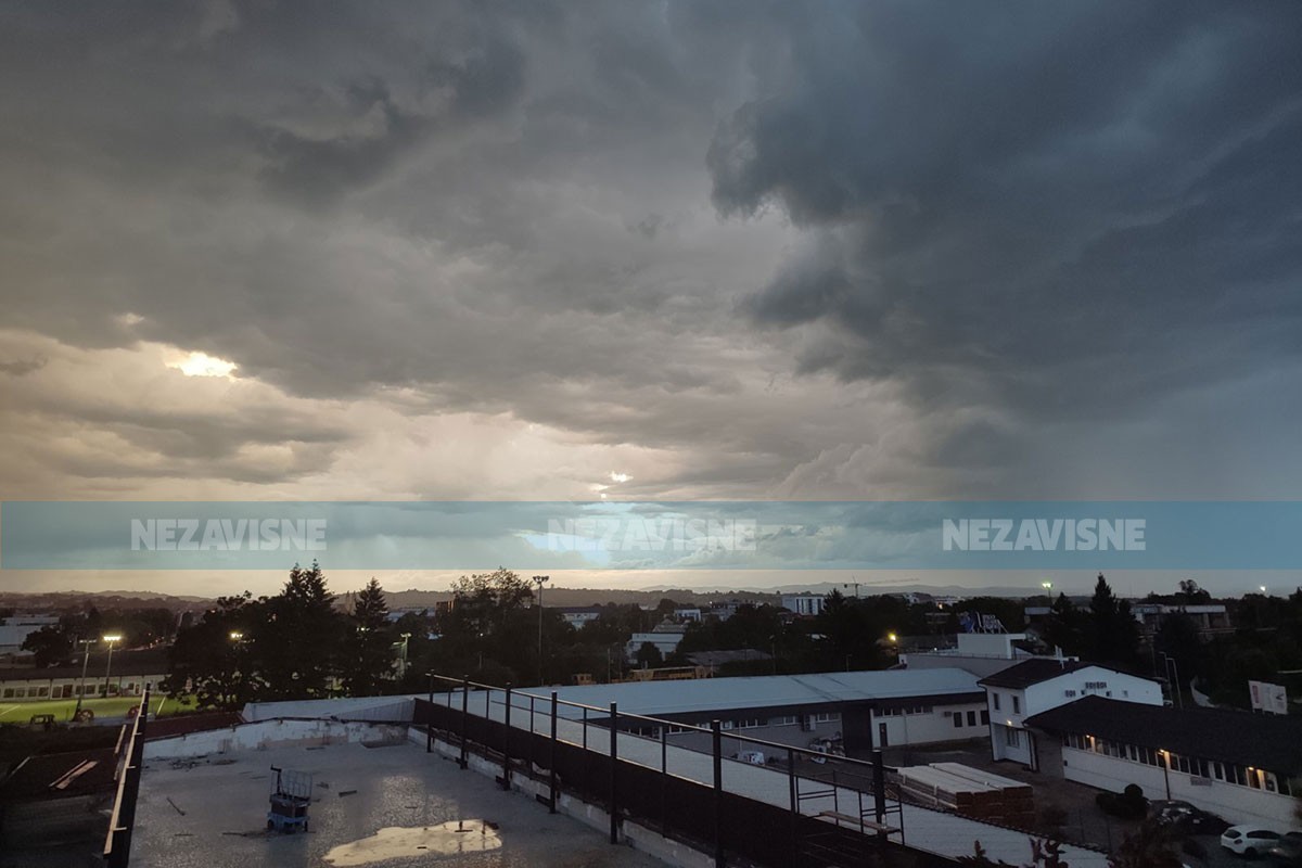 Nevrijeme u Banjaluci: Crni oblaci i jaka kiša (VIDEO)