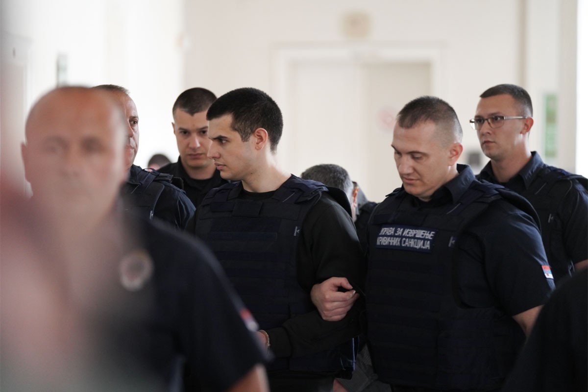 Haos na suđenju za masakr kod Mladenovca: Roditelji žrtava napali Blažića