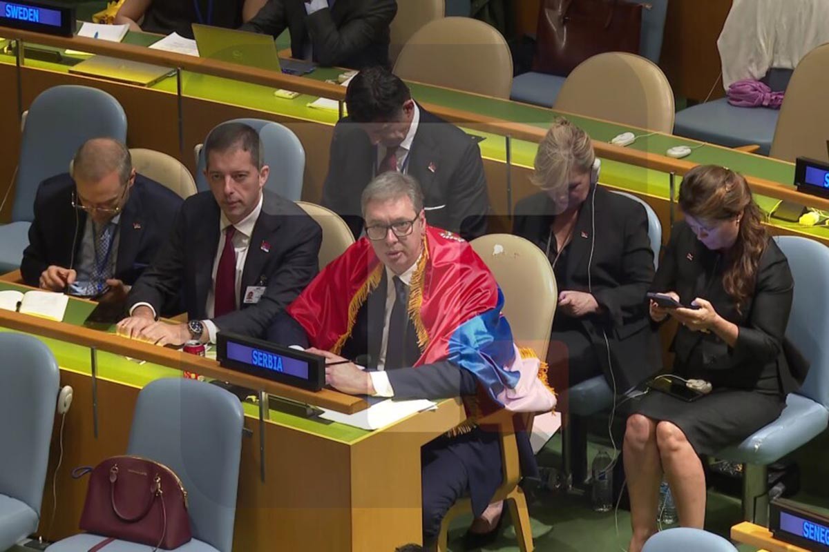 Vučić ogrnuo zastavu Srbije u UN