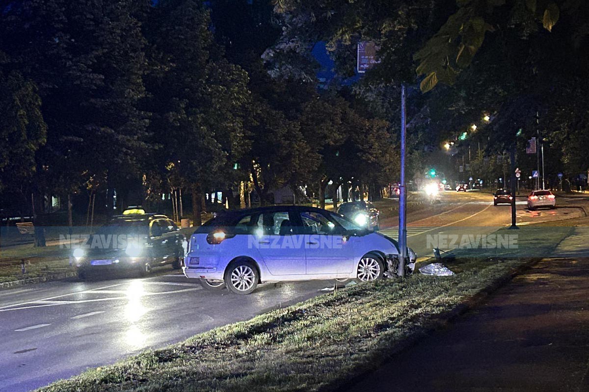 Saobraćajka u Boriku, automobilom se zabio u stub ulične rasvjete
