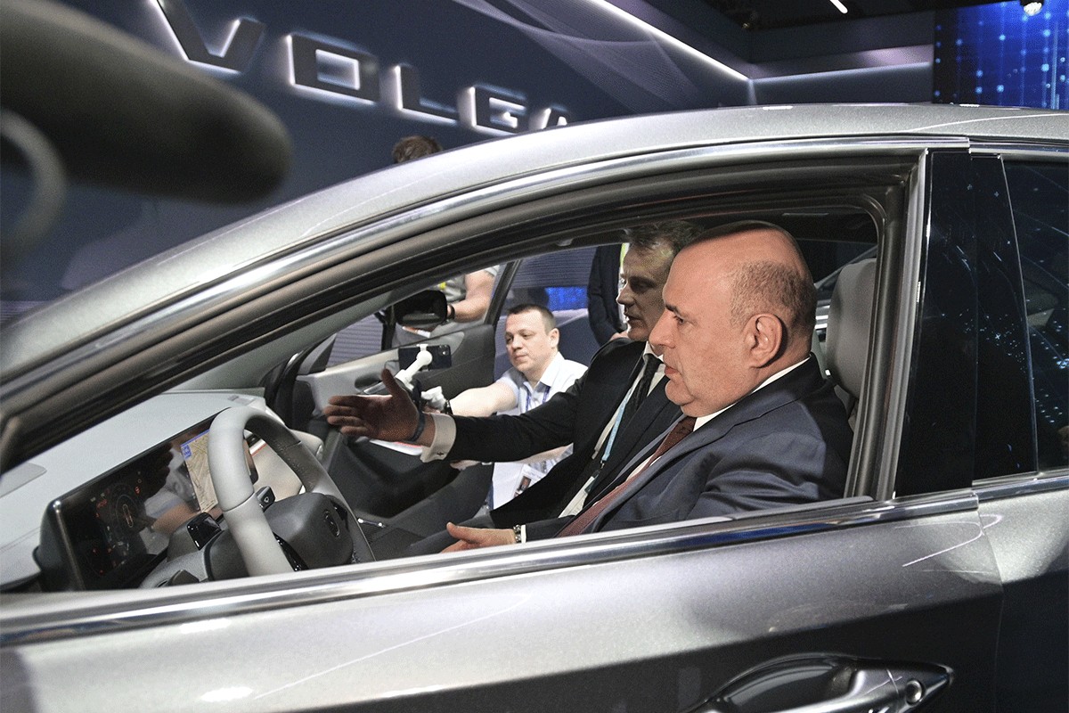 Rusi predstavili nova vozila, premijer nezadovoljan: "Napravite bar volan da bude naš"