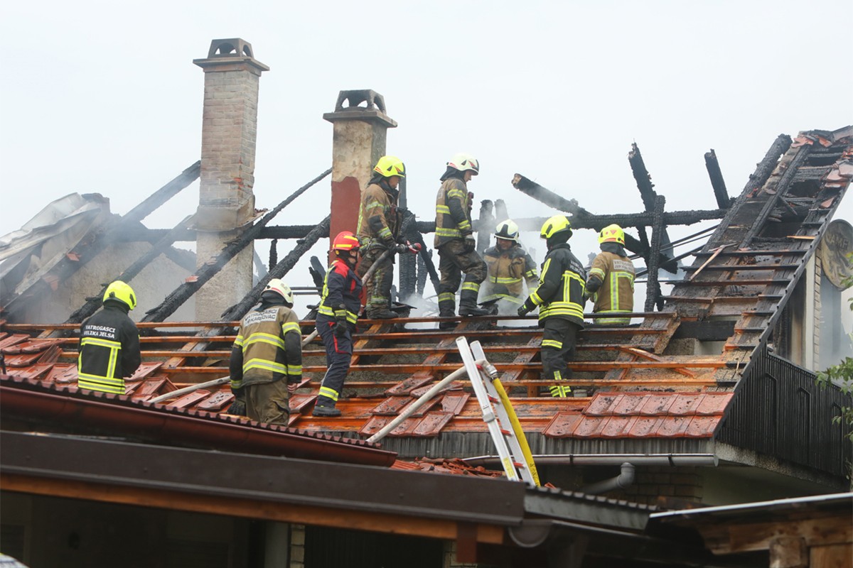 Detalji užasa u Karlovcu: Vatrogasca u prsa pogodio geler, situacija je bila strašna