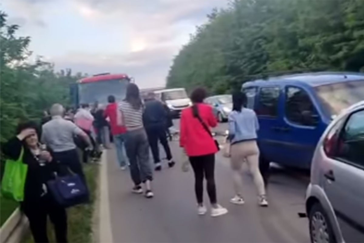 Detalji jezive nesreće u Srbiji: Poginuo vozač džipa, 30 povrijeđenih