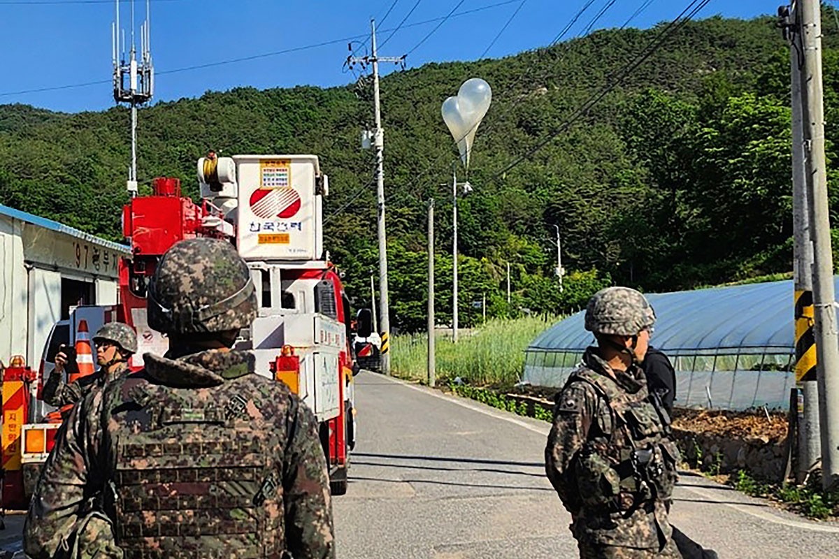 Biološki napad na Južnu Koreju: Baloni puni smeća prešli granicu (VIDEO)