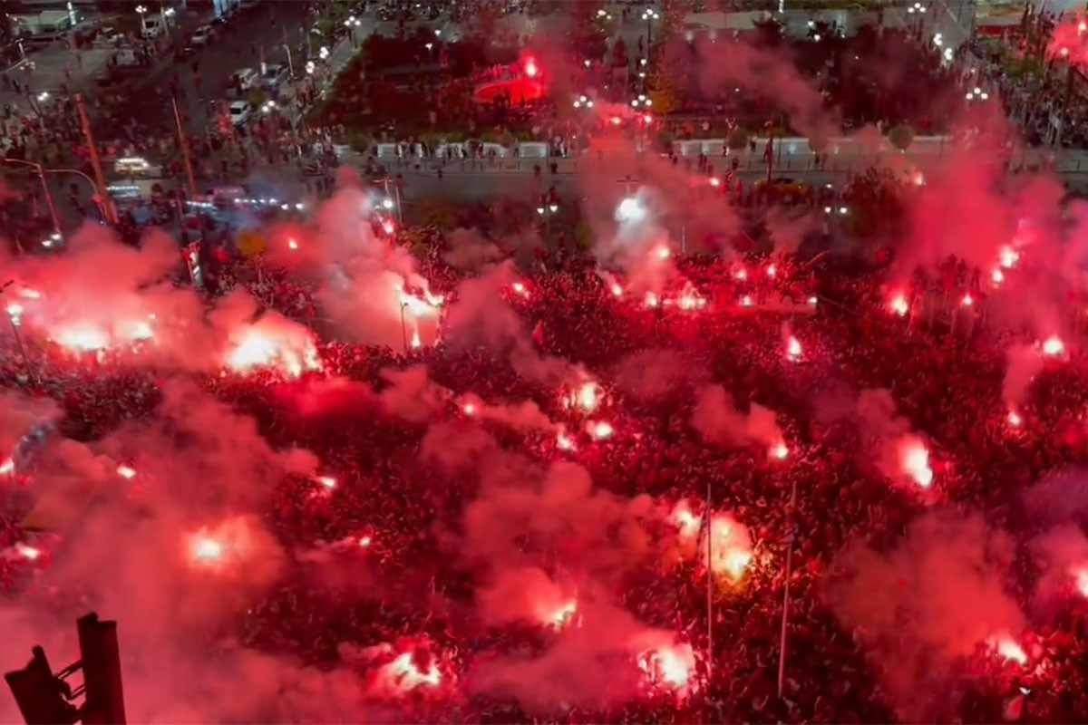 Gori Pirej, pogledajte slavlje navijača Olimpijakosa (VIDEO)