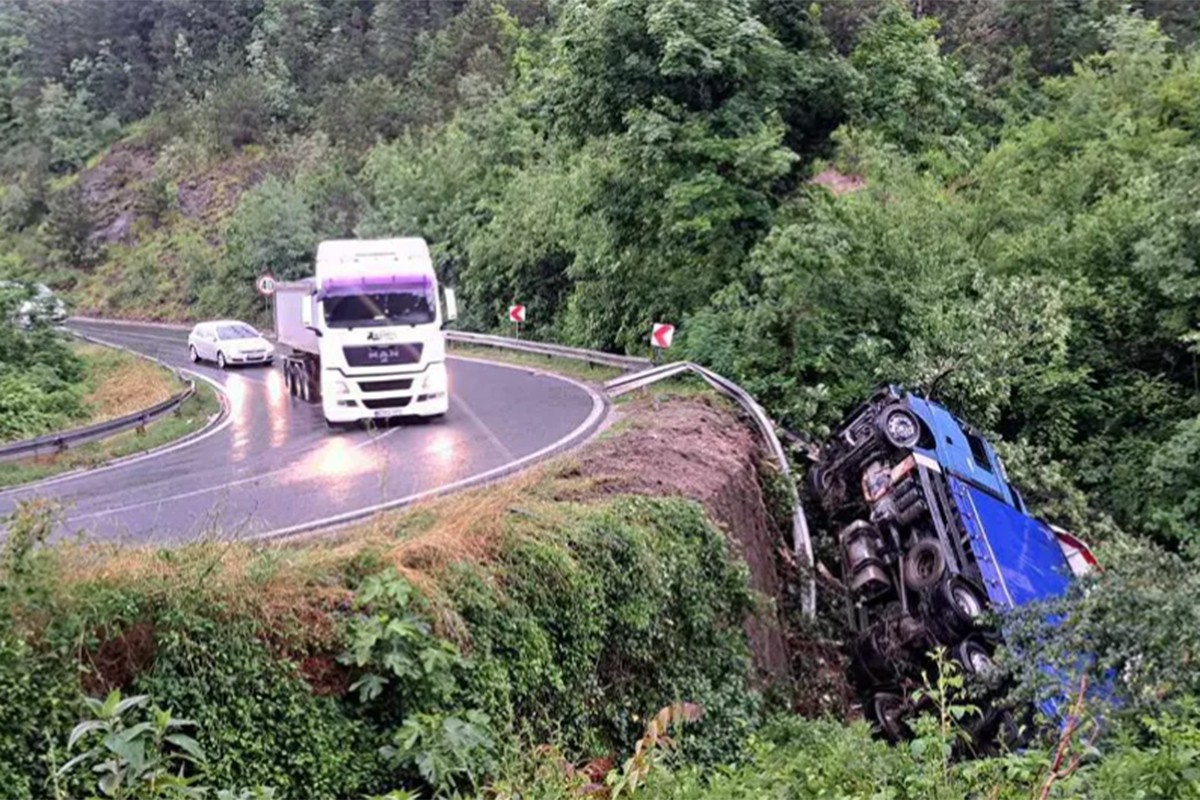 Teška saobraćajka kod Jablanice, kamion sletio u provaliju