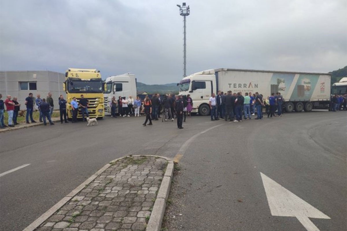 Protest auto-prevoznika i špeditera u Karakaju (FOTO)