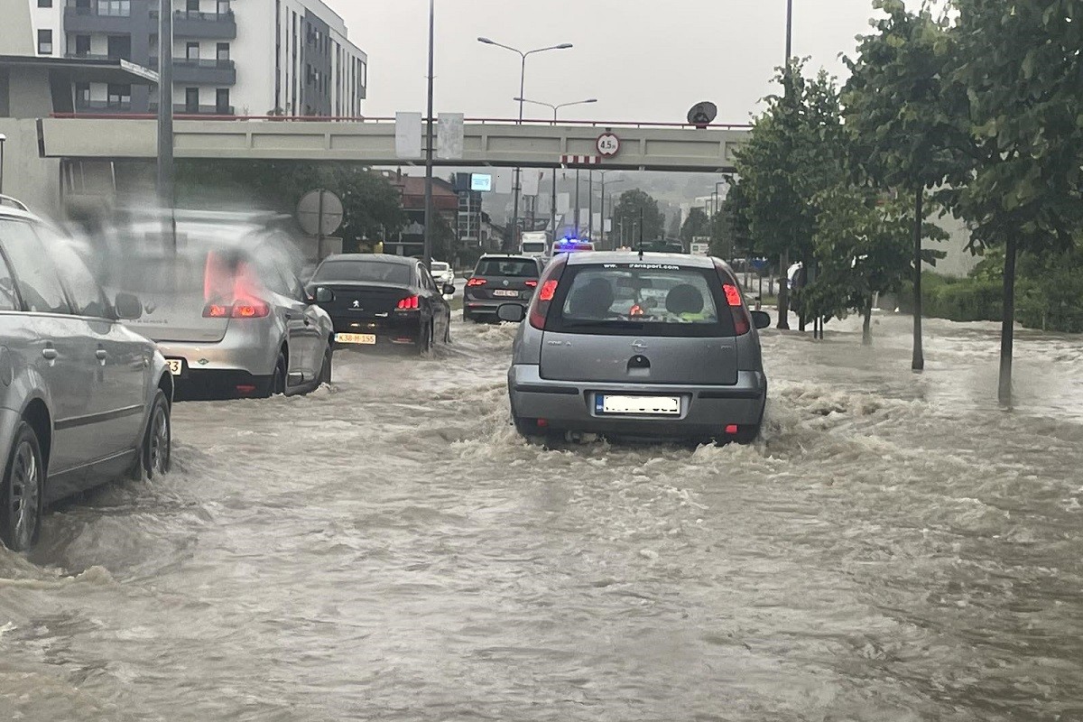 Banjalučke ulice pod vodom: Pogledajte posljedice nevremena (FOTO / VIDEO)