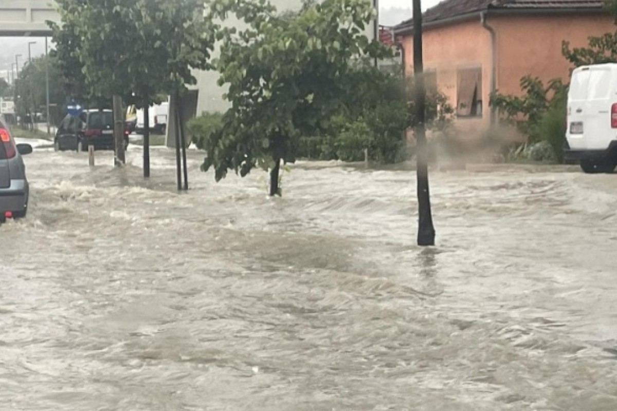 Nevrijeme u Banjaluci: Gradske ekipe na terenu, prijavite im problem (VIDEO)