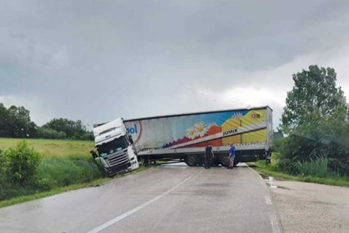 Kamion se popriječio preko magistrale, zatvoren saobraćaj (FOTO)